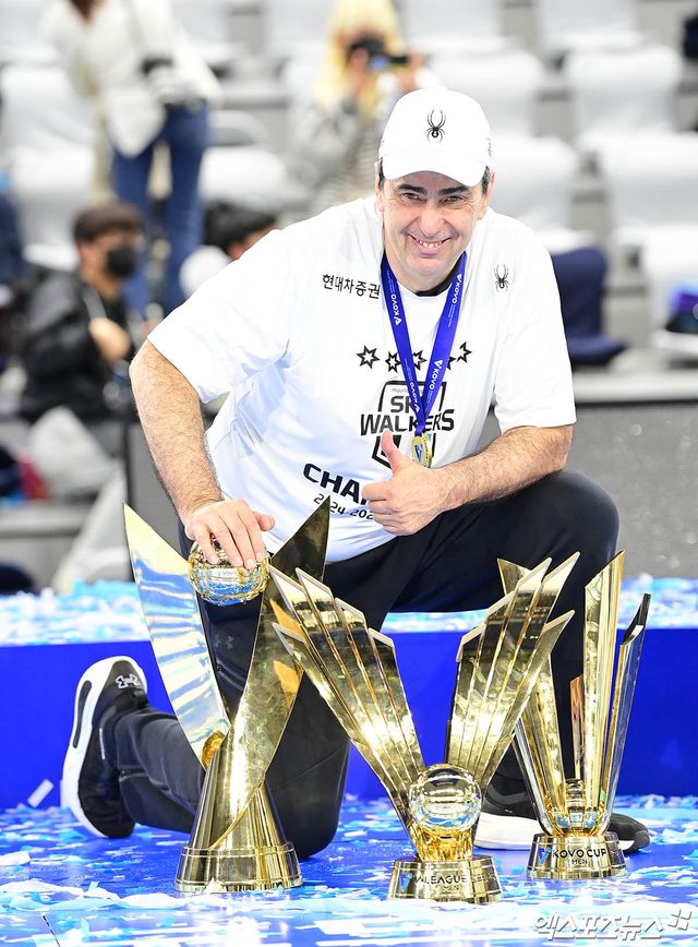 현대캐피탈 필립 블랑 감독이 5일 인천 계양체육관에서 열린 V리그 남자부 챔피언결정전 3차전 대한항공과의 경기에서 우승해 트레블을 달성한 뒤 기념촬영하고 있다. 엑스포츠뉴스 인천, 박지영 기자