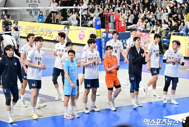 대한항공 선수들이 챔피언결정전 1차전을 마친 뒤 팬들에게 인사하고 있다. 엑스포츠뉴스 DB