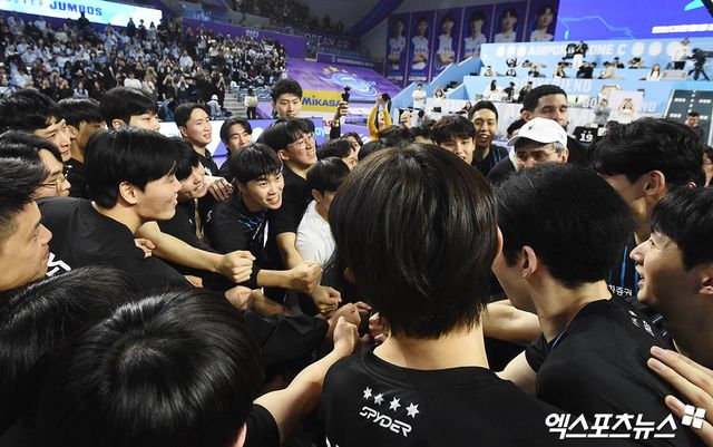 현대캐피탈 선수들이 5일 인천 계양체육관에서 열린 V리그 남자부 챔피언결정전 3차전 대한항공과의 경기에서 승리해 우승한 뒤 세리머니하고 있다. 엑스포츠뉴스 인천, 박지영 기자