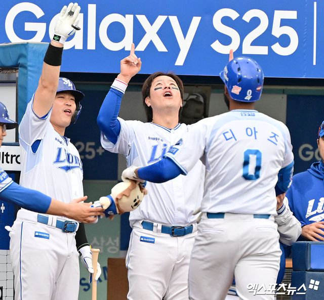 5일 오후 대구삼성라이온즈파크에서 열린 '2025 신한 SOL Bank KBO리그' 한화 이글스와 삼성 라이온즈의 경기, 6회말 삼성 디아즈가 솔로 홈런을 날린 후 강민호의 축하를 받고 있다. 대구, 김한준 기자