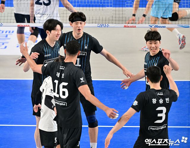 현대캐피탈 선수들이 챔피언결정전 1차전에서 득점한 뒤 세리머니하고 있다. 엑스포츠뉴스 DB