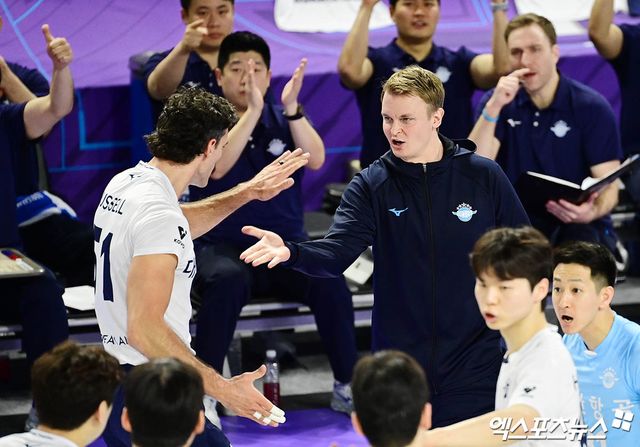 대한항공 토미 틸리카이넨 감독이 5일 인천 계양체육관에서 열린 V리그 남자부 챔피언결정전 3차전 현대캐피탈과의 경기에서 러셀과 하이파이브하고 있다. 엑스포츠뉴스 인천, 박지영 기자