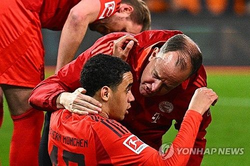 무시알라가 5일(한국시간) 독일 아우크스부르크에 있는 WWK 아레나에서 열린 아우크스부르크와 바이에른 뮌헨의 2024-2025시즌 분데스리가 29라운드 원정 경기에 선발 출장했다.&nbsp;후반 8분 전방압박 상황에서 무시알라가 왼쪽 햄스트링에 통증을 느꼈다. 스스로 주저앉은 그는 결국 의료진에 의해 부축을 받으면서 경기장을 빠져나왔다.&nbsp;연합뉴스