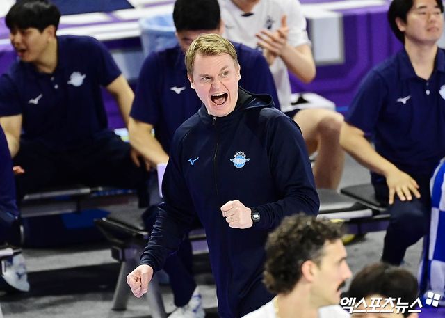 대한항공 토미 틸리카이넨 감독이 5일 인천 계양체육관에서 열린 V리그 남자부 챔피언결정전 3차전 현대캐피탈과의 경기에서 포효하고 있다. 엑스포츠뉴스 인천, 박지영 기자