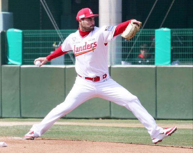 SSG 랜더스 미치 화이트는 6일 강화 SSG퓨처스필드에서 열린 두산 베어스와의 2025 메디힐 KBO 퓨처스리그 경기에 선발투수로 등판해 2이닝 29구 2피안타 3탈삼진 1실점을 기록했다. SSG 랜더스