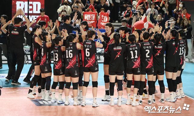 정관장 선수들이 6일 대전 충무체육관에서 열린 V리그 여자부 챔피언결정전 4차전 흥국생명과의 경기에서 승리한 뒤 세리머니하고 있다. 엑스포츠뉴스 대전, 고아라 기자