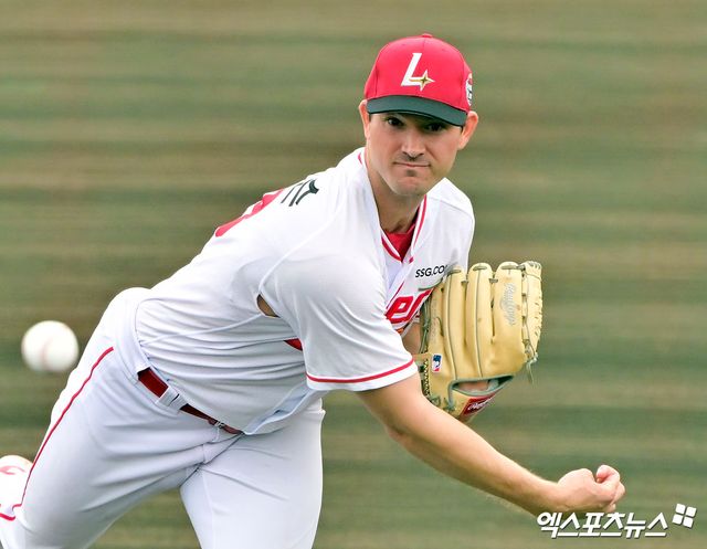 SSG 투수 앤더슨은 6일 출산휴가를 끝내고 귀국한다. 그는 지난달 28일 고척 키움전 이후 아내 출산을 지켜보고자 일본으로 떠났다. 엑스포츠뉴스 DB