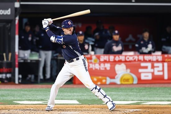 두산 베어스 내야수 양석환이 6일 사직 롯데전 8회 초 팀 일요일 17연패를 끊는 결승 투런포를 쏘아 올렸다. 두산 베어스