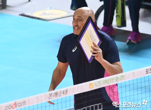 흥국생명 마르첼로 아본단자 감독이 지난 4일 대전 충무체육관에서 열린 V리그 여자부 챔피언결정전 3차전 정관장과의 경기에서 작전을 지시하고 있다. 엑스포츠뉴스 DB