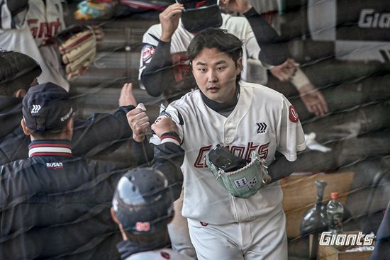 롯데 자이언츠 투수 정철원이 지난 5일 사직 두산전 9회 말 2사 2, 3루 위기에서 처음으로 친정을 상대해 공 3개로 경기를 마무리했다. 롯데 자이언츠