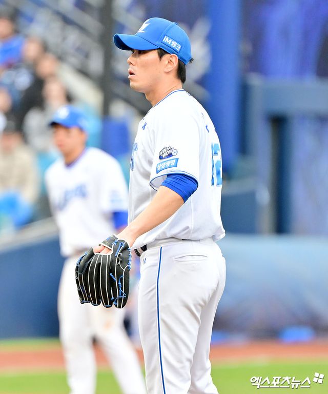 5일 오후 대구삼성라이온즈파크에서 열린 '2025 신한 SOL Bank KBO리그' 한화 이글스와 삼성 라이온즈의 경기, 한화가 문현빈의 역전 스리런 홈런에 힘입어 삼성에 7:6 역전승을 거두며 4연패에서 탈출했다. 9회초 2사 삼성 김재윤이 피치클락 위반으로 한화 임종찬에게 볼넷을 허용하자 어필하고 있다. 엑스포츠뉴스DB