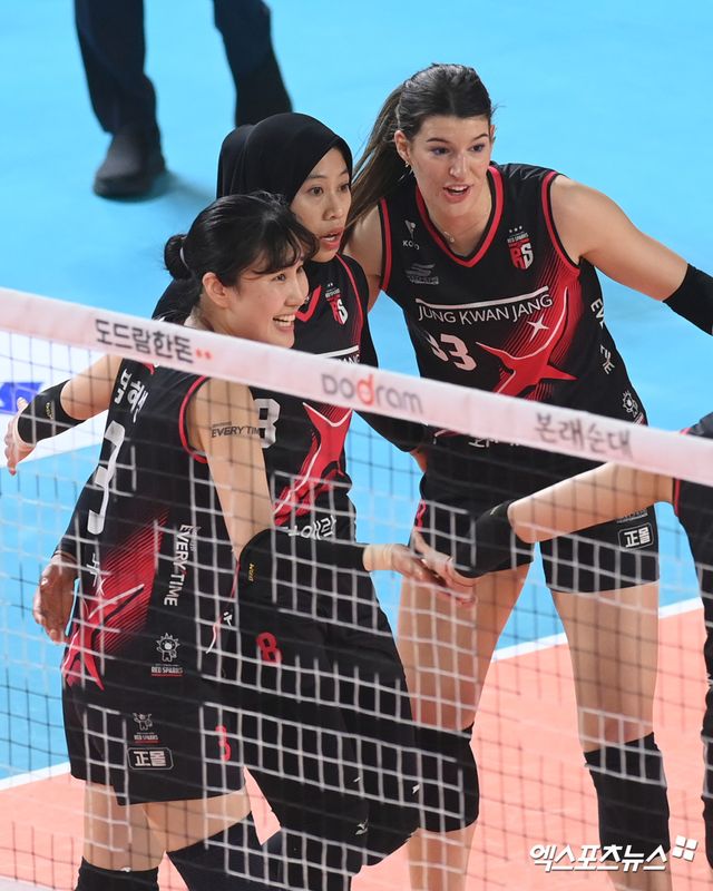 왼쪽부터 정관장 염혜선, 메가, 부키리치. 6일 대전 충무체육관에서 열린 V리그 여자부 챔피언결정전 4차전 흥국생명과의 경기에서 득점 후 포옹하고 있다. 엑스포츠뉴스 대전, 고아라 기자