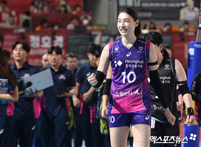 흥국생명 김연경이 지난 4일 대전 충무체육관에서 열린 V리그 여자부 챔피언결정전 3차전 정관장과의 경기에서 세트 승리 후 미소 짓고 있다. 엑스포츠뉴스 DB
