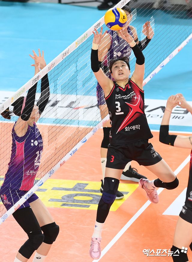 정관장 염혜선이 6일 대전 충무체육관에서 열린 V리그 여자부 챔피언결정전 4차전 흥국생명과의 경기에서 세트하고 있다. 엑스포츠뉴스 대전, 고아라 기자