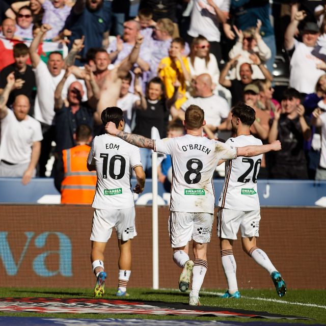 스완지 시티가 5일(한국시간) 영국 웨일스에 있는 스완지 닷컴 스타디움에서 열린 더비 카운티와의 2024-2025시즌 챔피언십(2부) 40라운드 홈 경기에서 엄지성의 결승 골로 1-0으로 이겼다&nbsp; 엄지성은 유럽 진출 첫 시즌에&nbsp;시즌 2호 골을 터뜨렸고 두 골 모두 결승 골로 팀 승리를 이끌었다. 스완지는 승점 48(13승9무18패)로 15위에 올랐다. 3경기 무승(1무 2패)에서 벗어나는 중요한 승리였다.&nbsp; 스완지