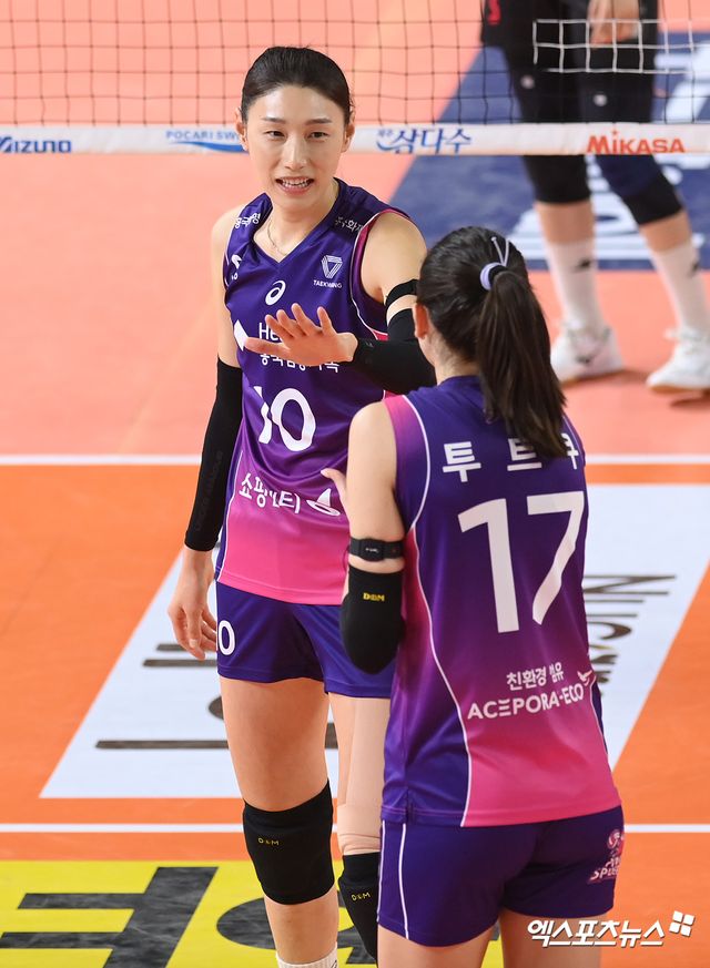 흥국생명 김연경이 6일 대전 충무체육관에서 열린 V리그 여자부 챔피언결정전 4차전 정관장과의 경기에서 투트쿠를 격려하고 있다. 엑스포츠뉴스 대전, 고아라 기자