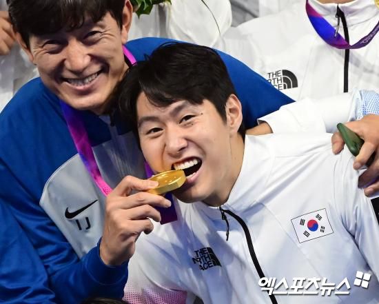 루이스 엔리게 감독이 이끄는 PSG가 6일(한국시간) 프랑스 파리에 있는 파르크 데 프랭스에서 열린 앙제와의 2024-2025시즌 리그1 28라운드 홈 경기에서 데지레 두에의 결승 골로 1-0으로 승리했다.&nbsp; 이제 승점 74(23승 5무)가 된 PSG는 2위 AS모나코(승점 50)와의 승점 차를 24점으로 벌렸다. 18개 팀 체제로 34경기를 치르는 리그1은 남은 6경기 결과에 상관없이 모나코가 PSG를 추격할 수 없어 PSG의 조기 우승이 확정됐다.&nbsp;엑스포츠뉴스