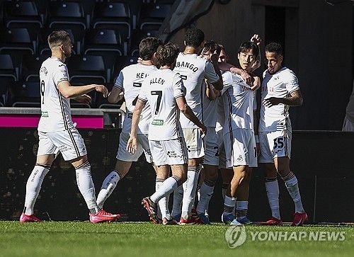스완지 시티가 5일(한국시간) 영국 웨일스에 있는 스완지 닷컴 스타디움에서 열린 더비 카운티와의 2024-2025시즌 챔피언십(2부) 40라운드 홈 경기에서 엄지성의 결승 골로 1-0으로 이겼다&nbsp; 엄지성은 유럽 진출 첫 시즌에&nbsp;시즌 2호 골을 터뜨렸고 두 골 모두 결승 골로 팀 승리를 이끌었다. 스완지는 승점 48(13승9무18패)로 15위에 올랐다. 3경기 무승(1무 2패)에서 벗어나는 중요한 승리였다.&nbsp; 연합뉴스