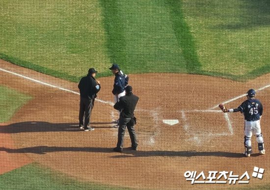 두산 베어스 이승엽 감독이 6일 사직 롯데전에서 5회 말 홈 충돌 판정 판독 번복 관련 항의를 하고 있다. 사직, 김근한 기자