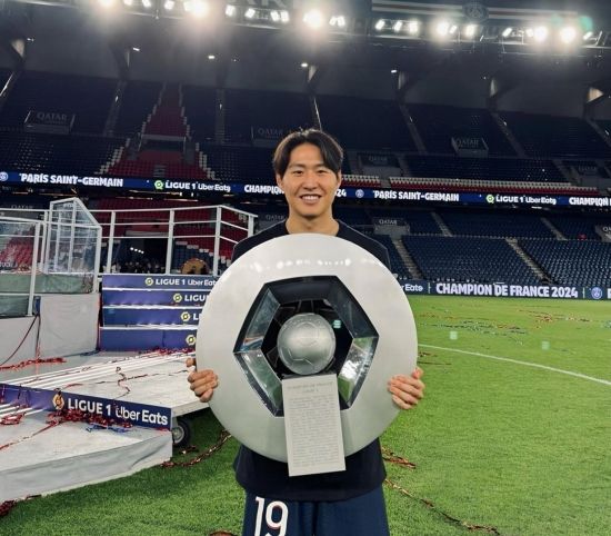 루이스 엔리게 감독이 이끄는 PSG가 6일(한국시간) 프랑스 파리에 있는 파르크 데 프랭스에서 열린 앙제와의 2024-2025시즌 리그1 28라운드 홈 경기에서 데지레 두에의 결승 골로 1-0으로 승리했다.&nbsp; 이제 승점 74(23승 5무)가 된 PSG는 2위 AS모나코(승점 50)와의 승점 차를 24점으로 벌렸다. 18개 팀 체제로 34경기를 치르는 리그1은 남은 6경기 결과에 상관없이 모나코가 PSG를 추격할 수 없어 PSG의 조기 우승이 확정됐다.&nbsp; PSG