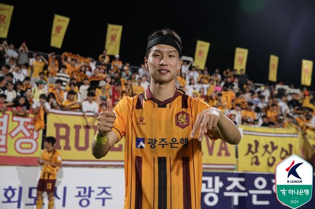 스완지 시티가 5일(한국시간) 영국 웨일스에 있는 스완지 닷컴 스타디움에서 열린 더비 카운티와의 2024-2025시즌 챔피언십(2부) 40라운드 홈 경기에서 엄지성의 결승 골로 1-0으로 이겼다&nbsp; 엄지성은 유럽 진출 첫 시즌에&nbsp;시즌 2호 골을 터뜨렸고 두 골 모두 결승 골로 팀 승리를 이끌었다. 스완지는 승점 48(13승9무18패)로 15위에 올랐다. 3경기 무승(1무 2패)에서 벗어나는 중요한 승리였다.&nbsp; 한국프로축구연맹