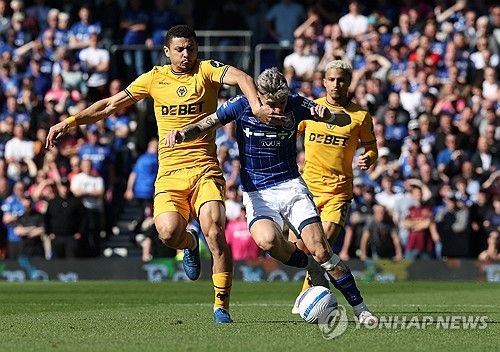 비토르 페레이라 감독이 이끄는 울버햄튼이 6일(한국시간) 영국 입스위치에 있는 포트먼 로드에서 열린 입스위치 타운과의 2024-2025시즌 프리머이륵 31라운드 원정 경기에서 2-1로 역전승을 거뒀다.&nbsp; 황희찬은 이날 교체 명단에 들어 후반 교체 투입을 준비했지만, 동료 외르겐 스트란드 라르센의 역전 골이 터지면서 교체하지 못해 3경기 연속 결장해야 했다.연합뉴스