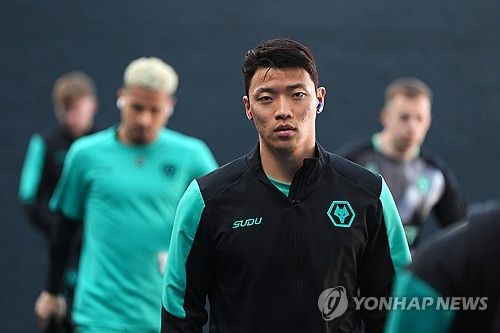 비토르 페레이라 감독이 이끄는 울버햄튼이 6일(한국시간) 영국 입스위치에 있는 포트먼 로드에서 열린 입스위치 타운과의 2024-2025시즌 프리머이륵 31라운드 원정 경기에서 2-1로 역전승을 거뒀다.&nbsp; 황희찬은 이날 교체 명단에 들어 후반 교체 투입을 준비했지만, 동료 외르겐 스트란드 라르센의 역전 골이 터지면서 교체하지 못해 3경기 연속 결장해야 했다.연합뉴스