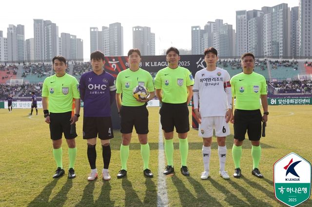 안양FC는 6일 안양종합운동장에서 열린 강원FC와의 하나은행 K리그1 2025 7라운드 맞대결에서 후반 39분에 터진 최규현의 환상적인 발리 선제골과 후반 추가시간 토마스의 쐐기골에 힘입어 2-0 승리를 거뒀다. 이날 승리로 안양은 승점 9(3승4패)로 늘리면서 7위로 올라섰고 7경기 만에 2025시즌 처음으로 홈경기에서 승리를 거두는데 성공했다. 반면에 최근 연패에 빠진 강원은 안양 원정에서도 고개를 숙이면서 3연패를 기록했다. 한국프로축구연맹 제공