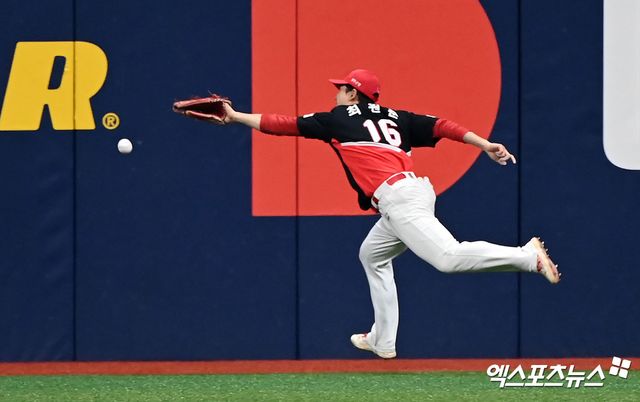 KIA 외야수 최원준은 지난 4일 잠실구장에서 열린 '2025 신한 SOL Bank KBO 리그' LG와 정규시즌 첫 번째 맞대결에서 7번타자 중견수로 선발 출전했다. 1회말 문보경의 타구를 포구하지 못해 적시타를 허용했다. 엑스포츠뉴스 DB