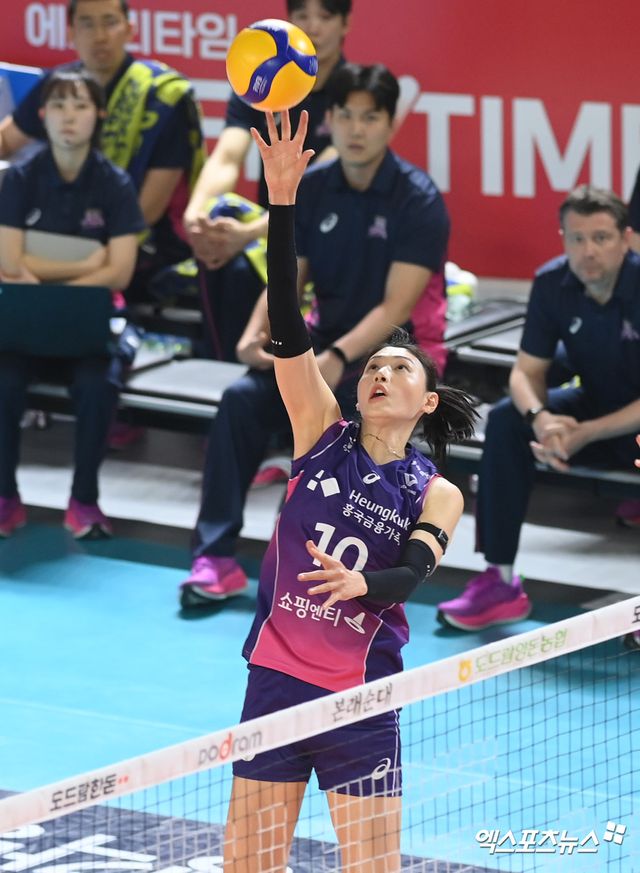 흥국생명 김연경이 6일 대전 충무체육관에서 열린 V리그 여자부 챔피언결정전 4차전 정관장과의 경기에서 공격하고 있다. 엑스포츠뉴스 대전, 고아라 기자