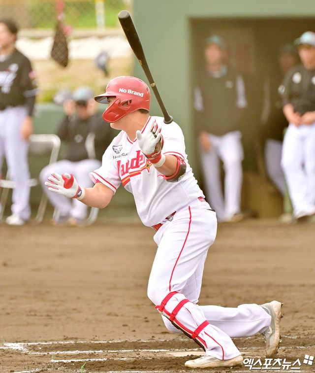 28일 오후 일본 오키나와 구시가와 구장에서 열린 KT 위즈와 SSG 랜더스의 연습경기, 1회말 SSG 고명준이 2타점 적시타를 날리고 있다. 엑스포츠뉴스 DB