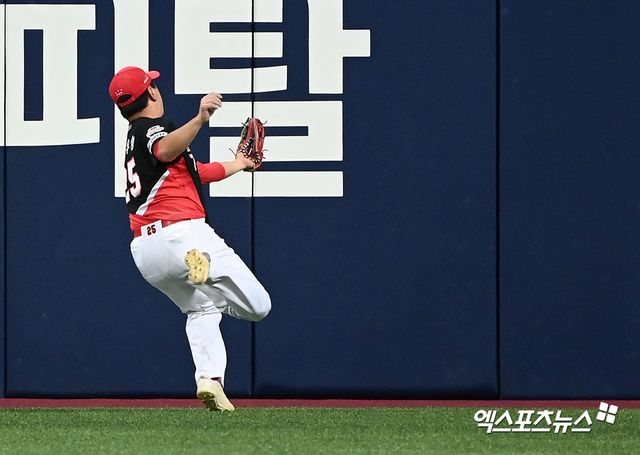 KIA 외야수 이우성은 6일 잠실구장에서 열린 '2025 신한 SOL Bank KBO 리그' LG와 정규시즌 2차전에서 2번타자 좌익수로 선발 출전했다. 2회말 홍창기 적시타 때 치명적인 포구 실책을 저지르며 추가 실점을 허용했다. 엑스포츠뉴스 DB