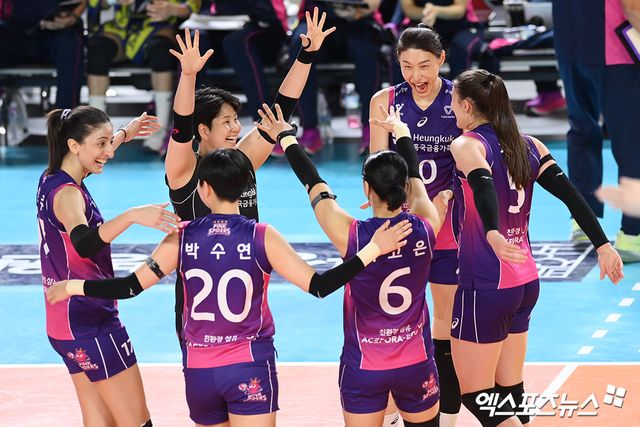 흥국생명 선수들이 지난 4일 대전 충무체육관에서 열린 V리그 여자부 챔피언결정전 3차전 정관장과의 경기에서 득점 후 세리머니하고 있다. 엑스포츠뉴스 DB