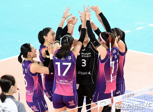 흥국생명 선수들이 6일 대전 충무체육관에서 열린 V리그 여자부 챔피언결정전 4차전 정관장과의 경기에서 득점 후 세리머니하고 있다. 엑스포츠뉴스 대전, 고아라 기자