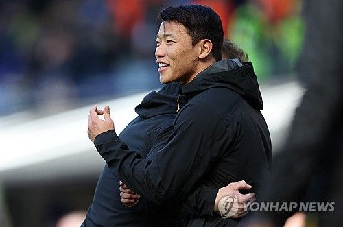 비토르 페레이라 감독이 이끄는 울버햄튼이 6일(한국시간) 영국 입스위치에 있는 포트먼 로드에서 열린 입스위치 타운과의 2024-2025시즌 프리머이륵 31라운드 원정 경기에서 2-1로 역전승을 거뒀다.&nbsp; 황희찬은 이날 교체 명단에 들어 후반 교체 투입을 준비했지만, 동료 외르겐 스트란드 라르센의 역전 골이 터지면서 교체하지 못해 3경기 연속 결장해야 했다.연합뉴스