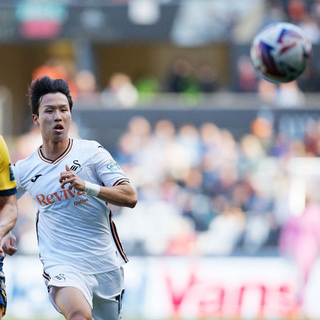 스완지 시티가 5일(한국시간) 영국 웨일스에 있는 스완지 닷컴 스타디움에서 열린 더비 카운티와의 2024-2025시즌 챔피언십(2부) 40라운드 홈 경기에서 엄지성의 결승 골로 1-0으로 이겼다&nbsp; 엄지성은 유럽 진출 첫 시즌에&nbsp;시즌 2호 골을 터뜨렸고 두 골 모두 결승 골로 팀 승리를 이끌었다. 스완지는 승점 48(13승9무18패)로 15위에 올랐다. 3경기 무승(1무 2패)에서 벗어나는 중요한 승리였다.&nbsp; 스완지