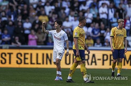 스완지 시티가 5일(한국시간) 영국 웨일스에 있는 스완지 닷컴 스타디움에서 열린 더비 카운티와의 2024-2025시즌 챔피언십(2부) 40라운드 홈 경기에서 엄지성의 결승 골로 1-0으로 이겼다&nbsp; 엄지성은 유럽 진출 첫 시즌에&nbsp;시즌 2호 골을 터뜨렸고 두 골 모두 결승 골로 팀 승리를 이끌었다. 스완지는 승점 48(13승9무18패)로 15위에 올랐다. 3경기 무승(1무 2패)에서 벗어나는 중요한 승리였다.&nbsp; 연합뉴스