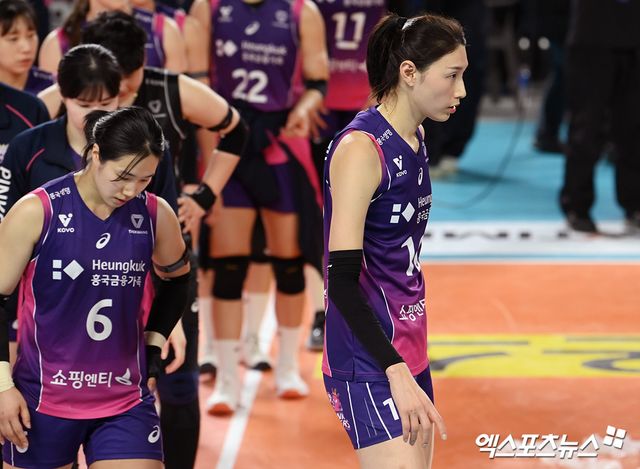 흥국생명 김연경이 6일 대전 충무체육관에서 열린 V리그 여자부 챔피언결정전 4차전 정관장과의 경기에서 패한 뒤 아쉬워하고 있다. 엑스포츠뉴스 대전, 고아라 기자