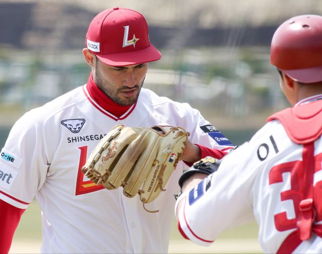 SSG 랜더스 미치 화이트는 6일 강화 SSG퓨처스필드에서 열린 두산 베어스와의 2025 메디힐 KBO 퓨처스리그 경기에 선발투수로 등판해 2이닝 29구 2피안타 3탈삼진 1실점을 기록했다. SSG 랜더스