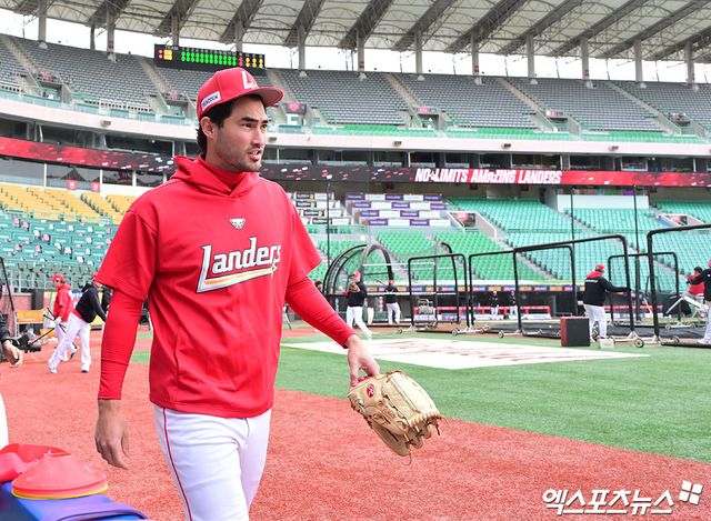 SSG 투수 화이트(사진)는 6일 강화 SSG퓨처스필드에서 열린 '2025 메디힐 KBO 퓨처스리그' 두산전에서 선발 등판했다. 최고 구속 154㎞로 2이닝 1실점을 기록하며 실전 감각을 끌어올렸다. 화이트 합류로 앤더슨의 부담이 줄어들 전망이다. 엑스포츠뉴스 DB