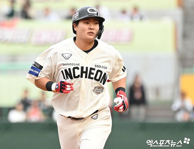 21일 오후 인천SSG랜더스필드에서 열린 '2024 신한 SOL Bank KBO리그' LG 트윈스와 SSG 랜더스의 더블헤더 1차전 경기, 5회말 2사 3루 SSG 고명준이 투런 홈런을 날린 후 그라운드를 돌고 있다. 엑스포츠뉴스 DB