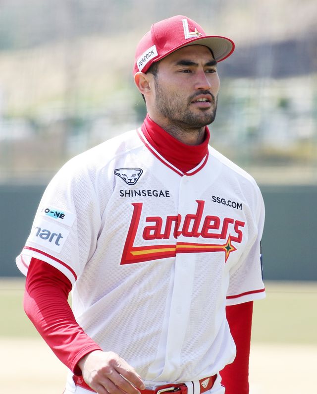 SSG 랜더스 미치 화이트는 6일 강화 SSG퓨처스필드에서 열린 두산 베어스와의 2025 메디힐 KBO 퓨처스리그 경기에 선발투수로 등판해 2이닝 29구 2피안타 3탈삼진 1실점을 기록했다. SSG 랜더스