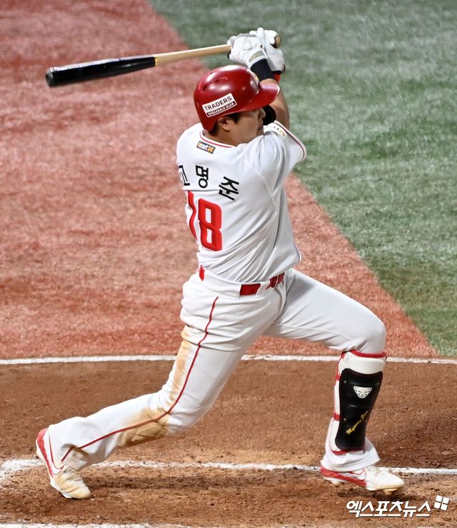 17일 오후 인천SSG랜더스필드에서 열린 '2024 신한 SOL Bank KBO리그' KIA 타이거즈와 SSG 랜더스의 경기, 6회말 2사 1,2루 SSG 고명준이 1타점 적시타를 날리고 있다. 엑스포츠뉴스 DB