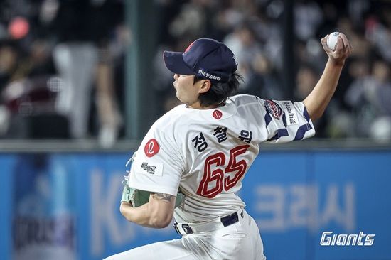 롯데 자이언츠 투수 정철원이 지난 5일 사직 두산전 9회 말 2사 2, 3루 위기에서 처음으로 친정을 상대해 공 3개로 경기를 마무리했다. 롯데 자이언츠