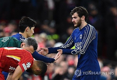 루이스 엔리게 감독이 이끄는 PSG가 6일(한국시간) 프랑스 파리에 있는 파르크 데 프랭스에서 열린 앙제와의 2024-2025시즌 리그1 28라운드 홈 경기에서 데지레 두에의 결승 골로 1-0으로 승리했다.&nbsp; 이제 승점 74(23승 5무)가 된 PSG는 2위 AS모나코(승점 50)와의 승점 차를 24점으로 벌렸다. 18개 팀 체제로 34경기를 치르는 리그1은 남은 6경기 결과에 상관없이 모나코가 PSG를 추격할 수 없어 PSG의 조기 우승이 확정됐다.&nbsp;연합뉴스