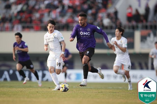 안양FC는 6일 안양종합운동장에서 열린 강원FC와의 하나은행 K리그1 2025 7라운드 맞대결에서 후반 39분에 터진 최규현의 환상적인 발리 선제골과 후반 추가시간 토마스의 쐐기골에 힘입어 2-0 승리를 거뒀다. 이날 승리로 안양은 승점 9(3승4패)로 늘리면서 7위로 올라섰고 7경기 만에 2025시즌 처음으로 홈경기에서 승리를 거두는데 성공했다. 반면에 최근 연패에 빠진 강원은 안양 원정에서도 고개를 숙이면서 3연패를 기록했다. 한국프로축구연맹 제공