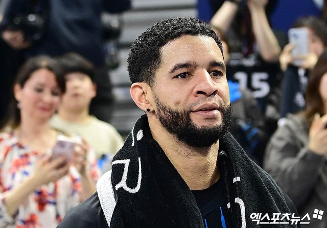 현대캐피탈 레오가 5일 인천 계양체육관에서 열린 V리그 남자부 챔피언결정전 3차전 대한항공과의 경기에서 우승한 뒤 글썽이고 있다. 엑스포츠뉴스 인천, 박지영 기자