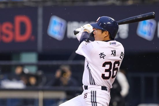 두산 베어스 외야수 추재현이 6일 사직 롯데전에서 4안타 맹타를 휘두르면서 친정팀을 울렸다. 두산 베어스