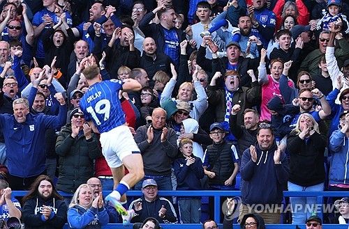 비토르 페레이라 감독이 이끄는 울버햄튼이 6일(한국시간) 영국 입스위치에 있는 포트먼 로드에서 열린 입스위치 타운과의 2024-2025시즌 프리머이륵 31라운드 원정 경기에서 2-1로 역전승을 거뒀다.&nbsp; 황희찬은 이날 교체 명단에 들어 후반 교체 투입을 준비했지만, 동료 외르겐 스트란드 라르센의 역전 골이 터지면서 교체하지 못해 3경기 연속 결장해야 했다.연합뉴스