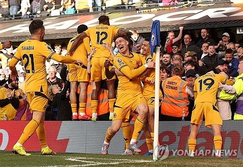 비토르 페레이라 감독이 이끄는 울버햄튼이 6일(한국시간) 영국 입스위치에 있는 포트먼 로드에서 열린 입스위치 타운과의 2024-2025시즌 프리머이륵 31라운드 원정 경기에서 2-1로 역전승을 거뒀다.&nbsp; 황희찬은 이날 교체 명단에 들어 후반 교체 투입을 준비했지만, 동료 외르겐 스트란드 라르센의 역전 골이 터지면서 교체하지 못해 3경기 연속 결장해야 했다.연합뉴스